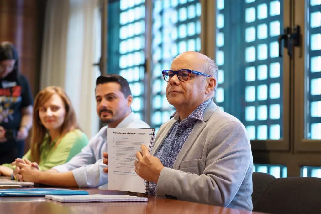 CC y PP avanzan en un pacto en Canarias con Clavijo presidente y Dominguez vicepresidente