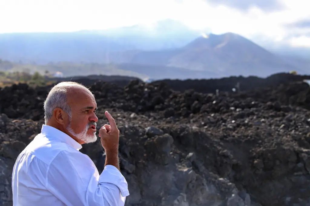 Ricardo Camacho recibe la primera licencia para construir sobre la colada del volcán