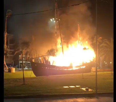 Prenden fuego a la réplica de la 'Niña' del Parque Santa Catalina 