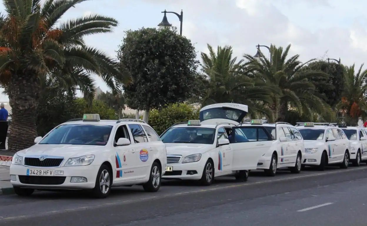 Los vecinos de Puerto del Rosario no disponen de un servicio de taxi digno