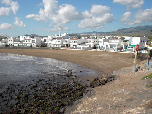 Herido grave tras caer con su coche por un acantilado en Telde (Gran Canaria) mientras cambiaba una rueda