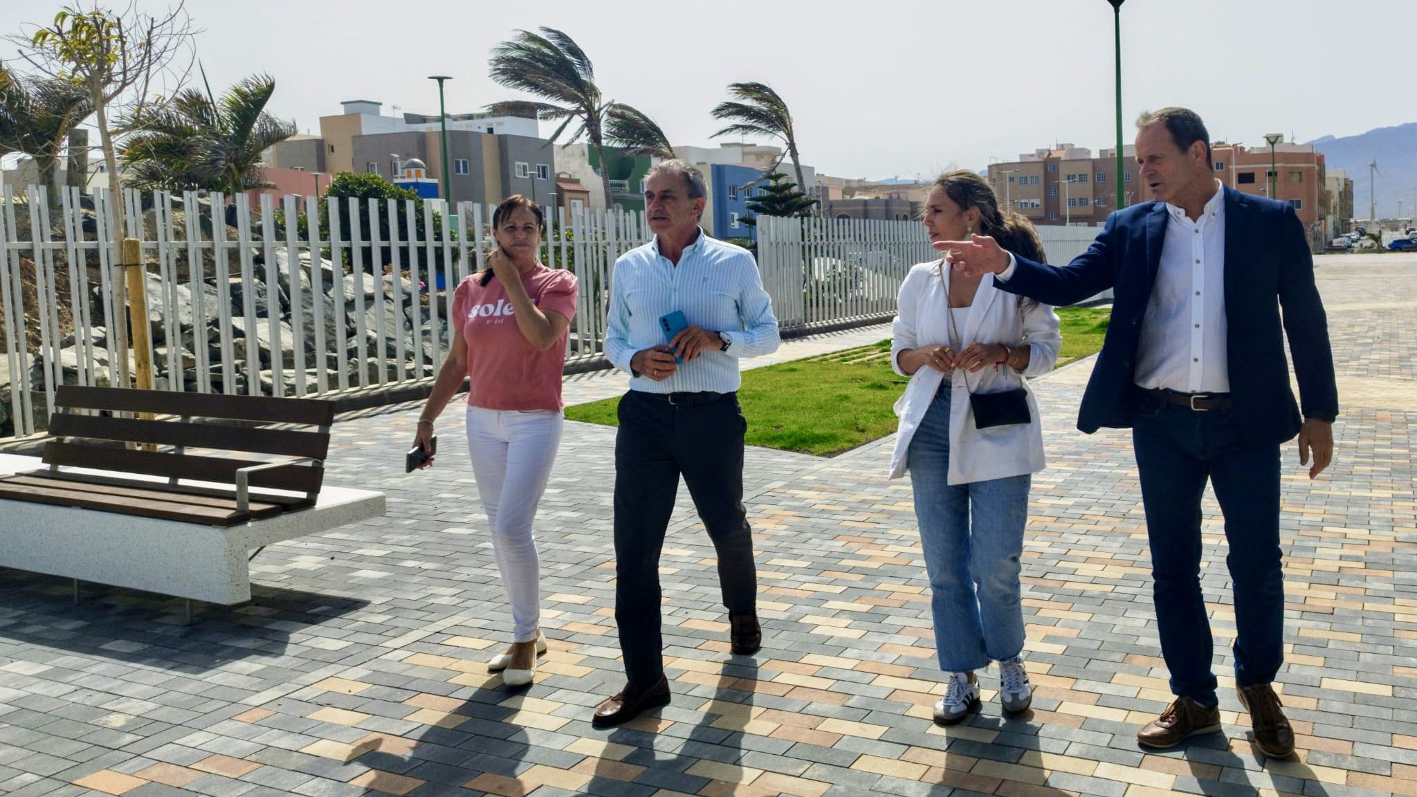 La consejera de Turismo y el alcalde de Agüimes visitan el nuevo corredor peatonal de Arinaga