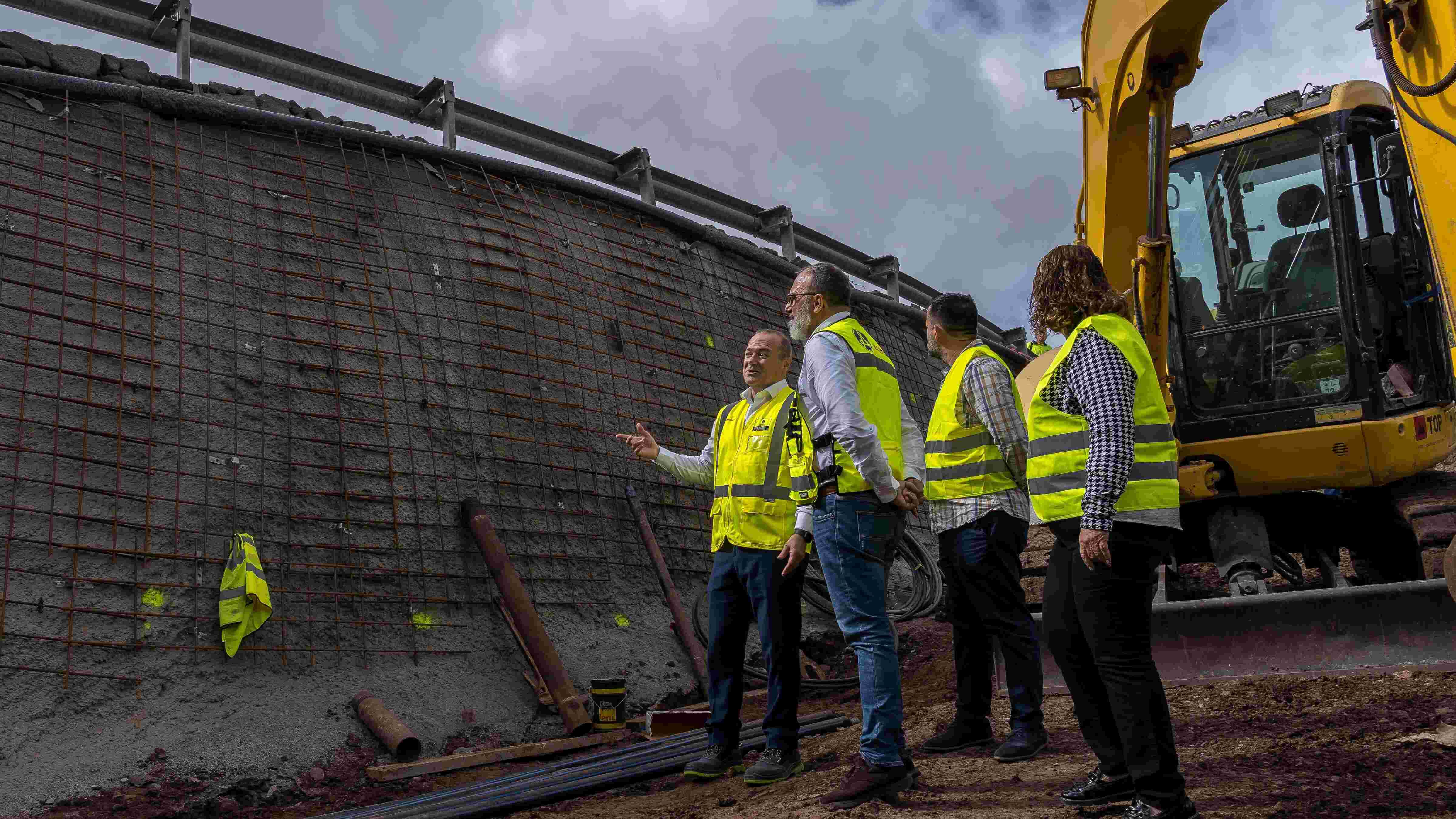 El Cabildo instala más de 50 barras de acero en los muros de un tramo de la carretera entre Santa Lucía y Temisas