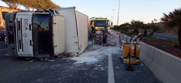 Cerrado uno de los carriles de la GC-1 en sentido sur por el vuelco de un camión